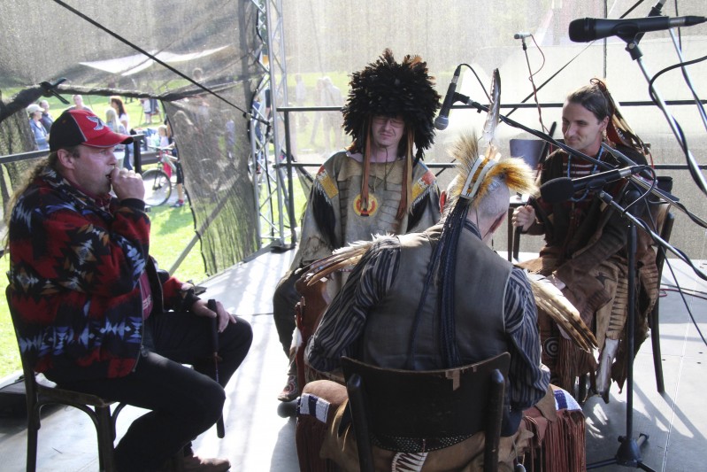 Wanbli ohitika singers