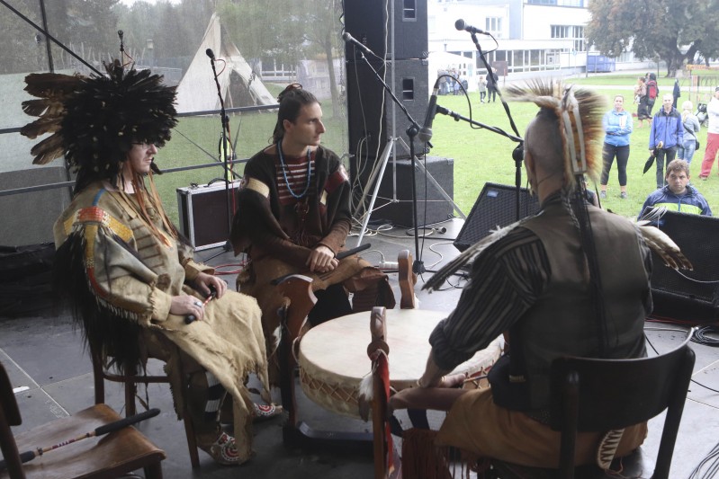 Wanbli ohitika singers